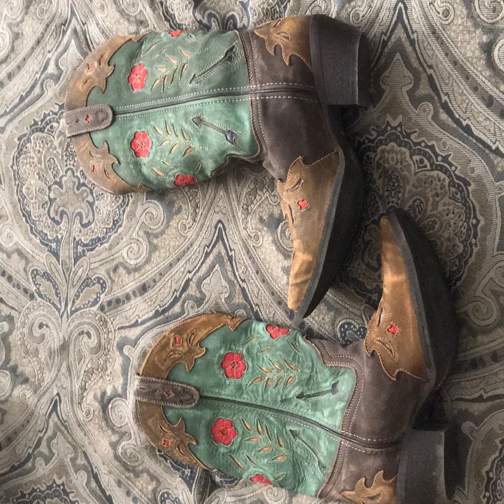 Super cute dan post cow boy boots!